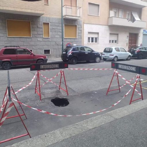 A Parella una profonda buca da oltre un mese in via Viverone