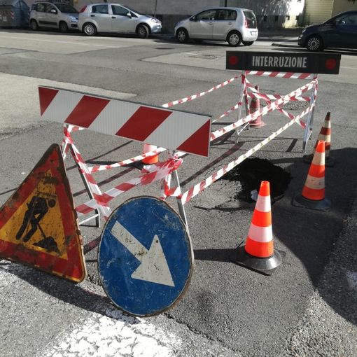 Continua la telenovela della buca vicino al Fila: ormai sembra un'installazione artistica