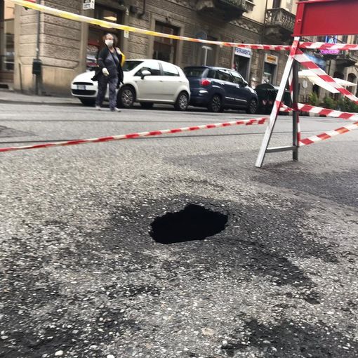 In via Monginevro si apre la strada, i residenti: &quot;Segnaliamo, ma nessuno interviene&quot;