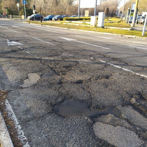 Asfalto colabrodo all'incrocio tra Corso Umbria, Corso Svizzera e Via Borgaro