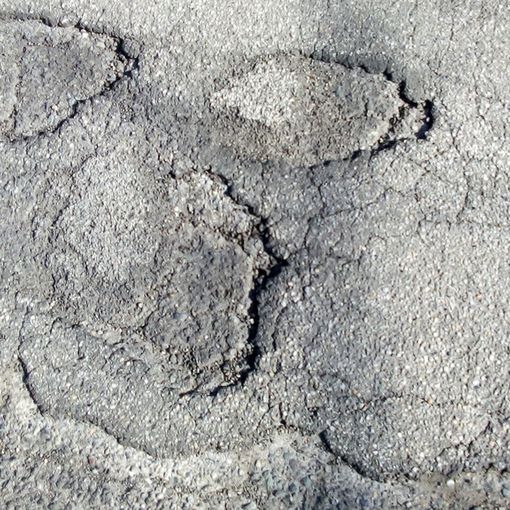 Asfalto e marciapiedi &quot;colabrodo&quot; e niente illuminazione pubblica: i cittadini chiedono la riqualificazione di via Veglia