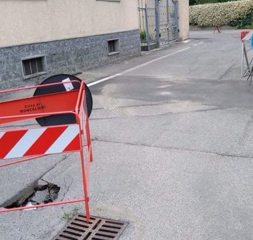Buche in via Montenero a Moncalieri, residenti preoccupati scrivono al Comune
