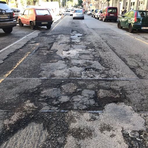 strada dissestata - foto di archivio