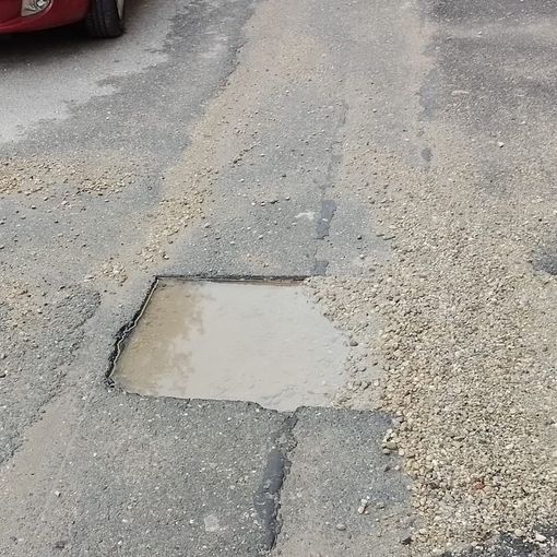 Il manto stradale rovinato provoca danni anche alle persone, non solo alle auto