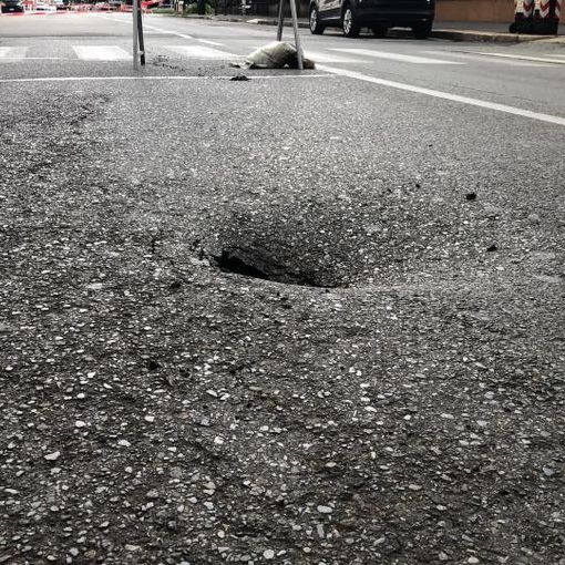 Campidoglio, una serie di buche fa chiudere Via Michele Lessona