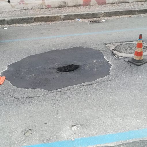 In corso Bramante si apre crepa nell'asfalto, disagi per chi arriva da via Zino Zini