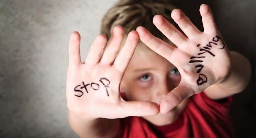 bambino con scritte sulle mani