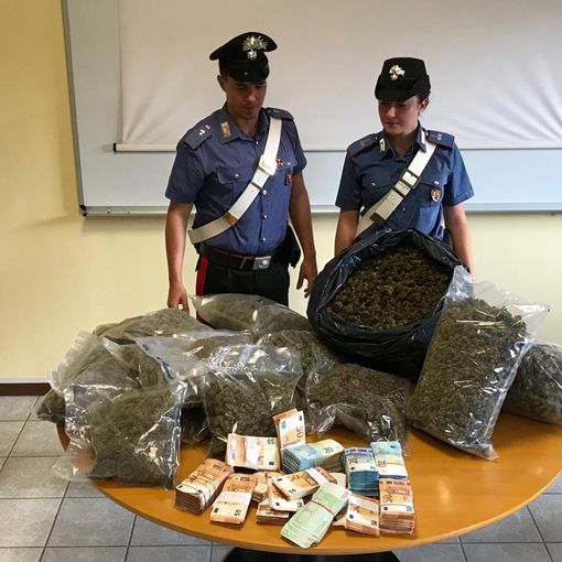 La villa era in realtà un &quot;bunker&quot; della droga: arrestati due trafficanti dopo ore di appostamenti [VIDEO]