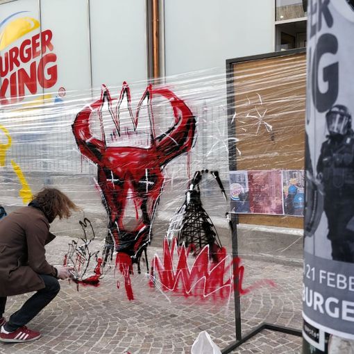 Street art e pranzo sociale: così gli studenti torinesi offuscano il Burger King