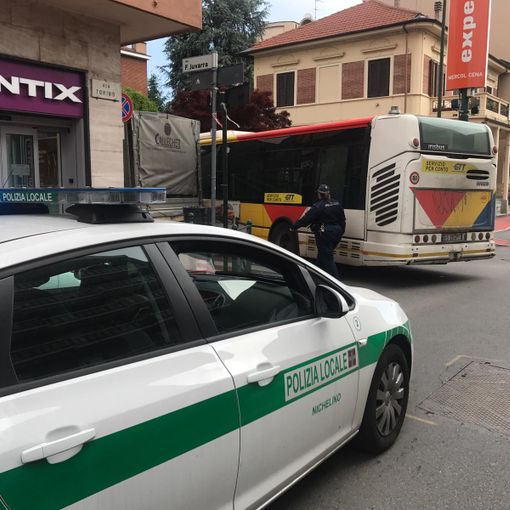 Nichelino, autocarro in divieto paralizza la circolazione su via Torino
