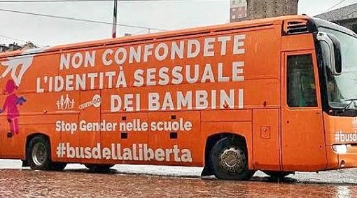 Il bus della libertà alla fine arriva a Torino nonostante lo stop del Comune