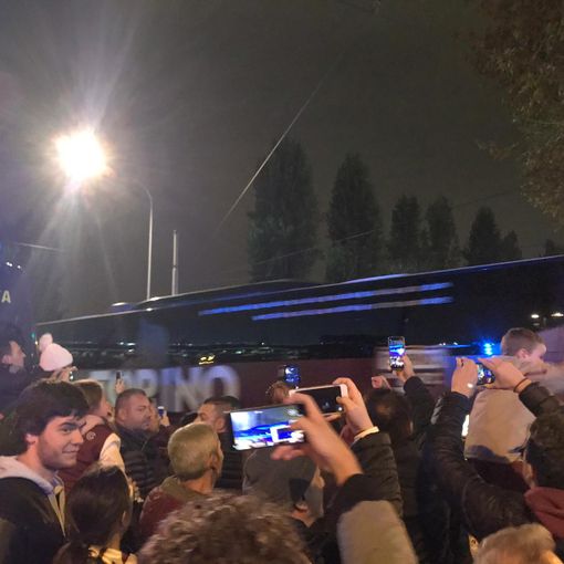 Derby della Mole, i bus delle squadre sono arrivati allo stadio: fischi e cori contro i bianconeri [VIDEO]