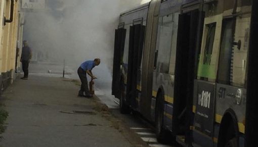 autobus in fiamme