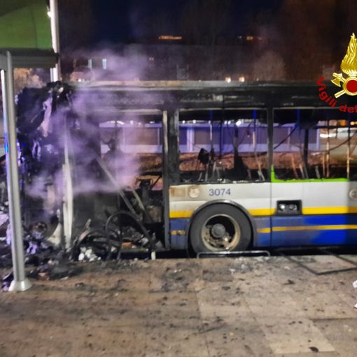 In fiamme in corso Inghilterra un bus della linea 60. All'origine del rogo probabilmente un guasto tecnico