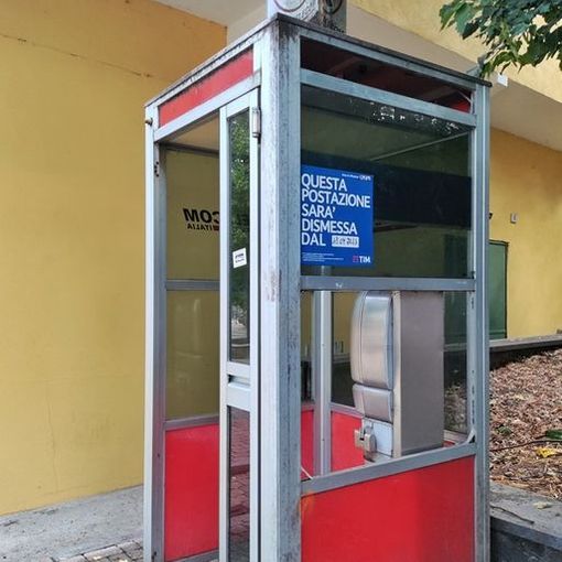 Una vecchia cabina del telefono (foto di archivio)