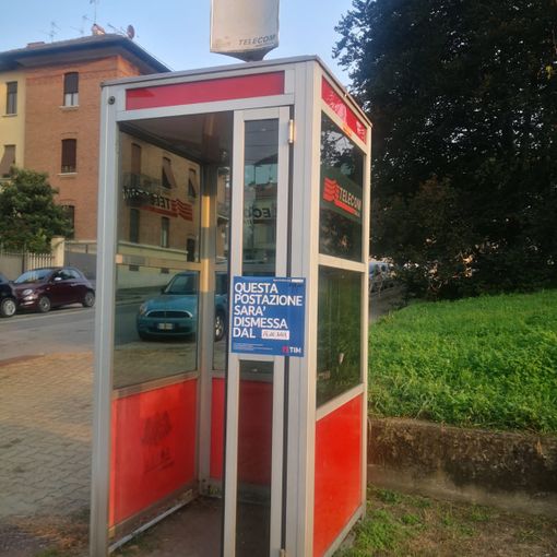 cabina del telefono ormai abbandonata