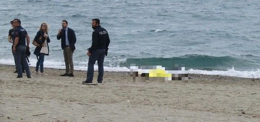 Identificato il cadavere ritrovato sulla spiaggia di Savona: è un 50enne torinese senza fissa dimora