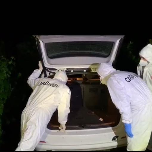 Giallo a Torino, nell'auto in collina il corpo di un uomo con cinque colpi di pistola alla tempia [FOTO e VIDEO]