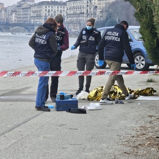 cadavere con forze di polizia intorno