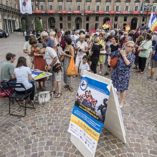 Diciotti, centinaia di persone in piazza Castello per &quot;Confini aperti da Torino a Catania&quot;