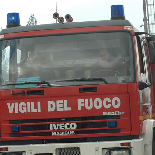 Fiamme distruggono un camion, lunghe code sull'autostrada Torino-Milano