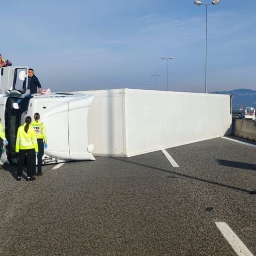 camion ribaltato