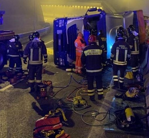 Incidente sulla A32, camion si ribalta in curva: ferito un ragazzo a bordo