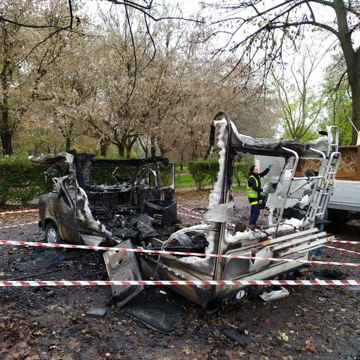 Camper in fiamme in Lungo Dora Colletta, salvi i due occupanti