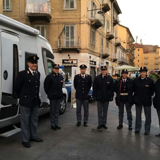Il camper della Polizia nel mercato rionale di via Porpora