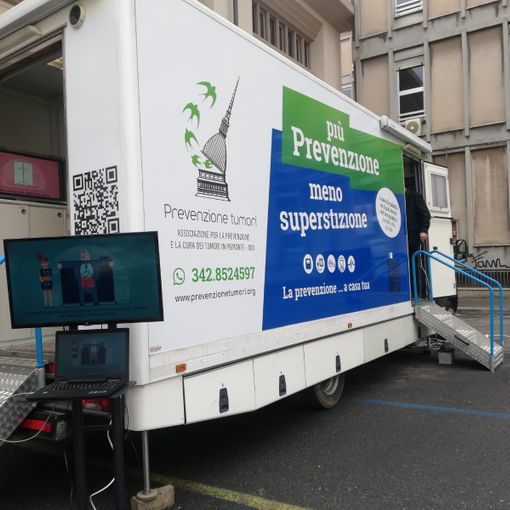 Un camper gira Torino per una lotta ai tumori senza quartiere: si comincia in via San Secondo [VIDEO]