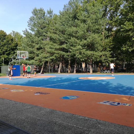 Il piccolo &quot;miracolo&quot; di piazza d'Armi: dopo due mesi il campo da basket è ancora perfetto
