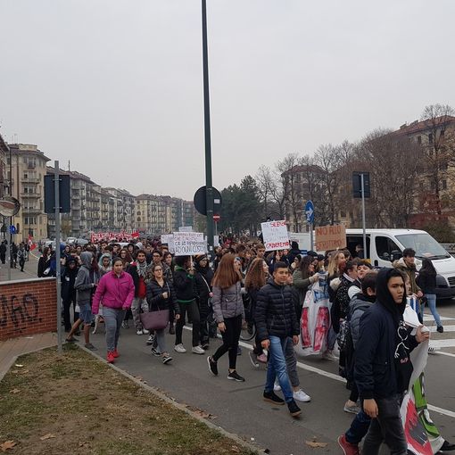 Corteo degli studenti in centro: a fuoco un carrello con la faccia del ministro Fedeli (VIDEO)