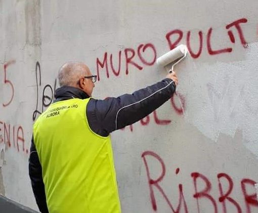 Aurora, cancellate le scritte in via Aosta con un'azione collettiva