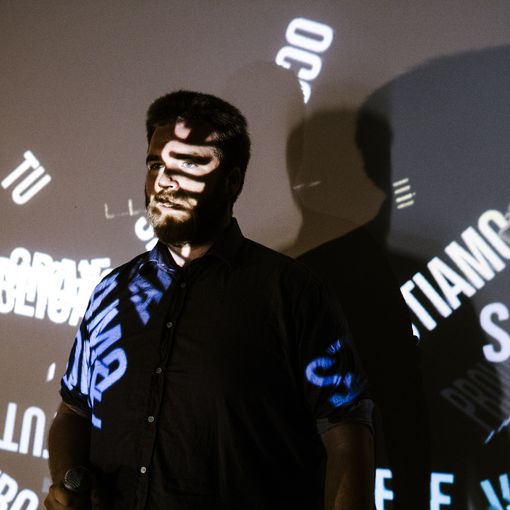 La poesia performativa dell'era digitale entra al museo: ecco la sfida dei &quot;Canti del Caos&quot;