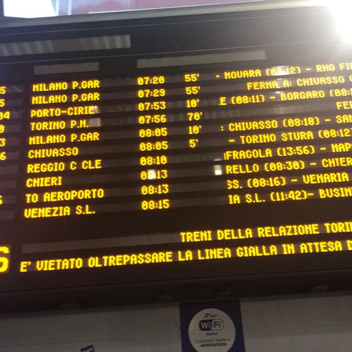 tabelloni con orari a Porta Nuova