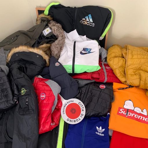 Mercato Foroni, la polizia municipale sequestra 39 capi di abbigliamento e 5.420 marchi contraffatti