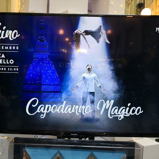 Torino punta al Guinness con il Capodanno magico: in piazza Castello 30 illusionisti e 15 mila spettatori-maghi