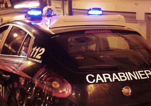 Si ubriacano e aggrediscono due anziani: arrestati