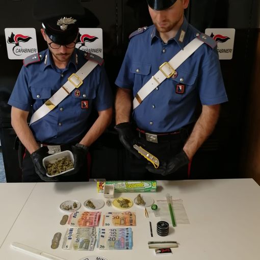 Avigliana, rintracciato dai carabinieri il ragazzo che stamattina ha preso a bastonate i compagni che lo avevano preso in giro (VIDEO)