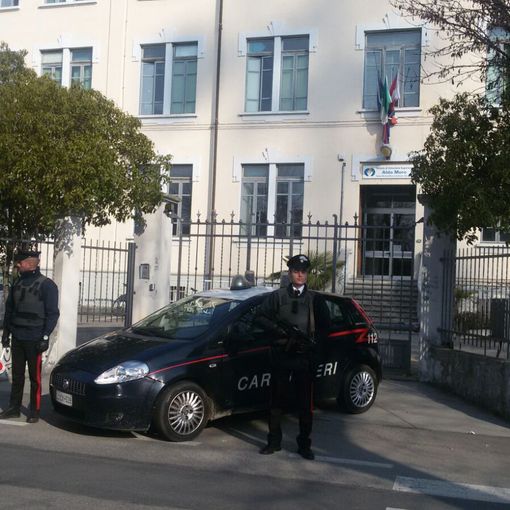 Rivarolo, tenta un furto al liceo Aldo Moro: arrestato