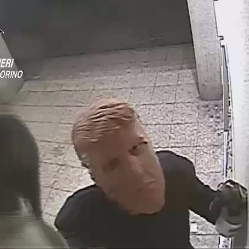 Assalti notturni ai bancomati con la maschera di Donald Trump: due fratelli finiscono in manette