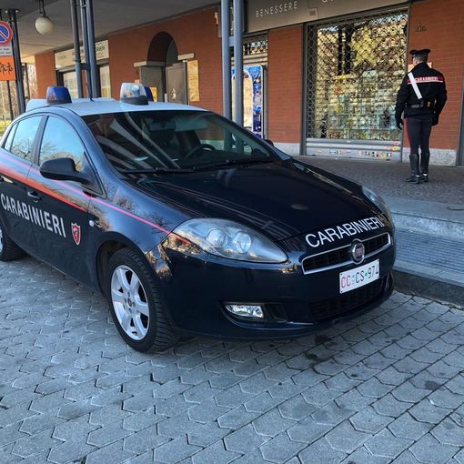 auto dei carabinieri parcheggiata