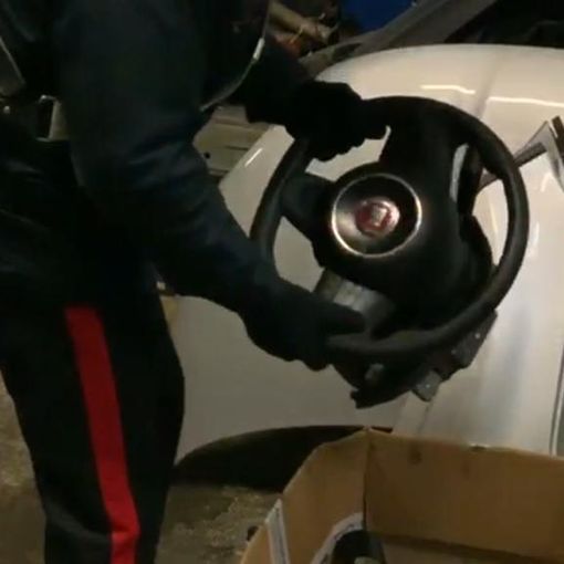 Smontavano le automobili rubate in un magazzino di Leini, tre persone denunciate (FOTO e VIDEO)