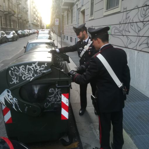 Scippa una signora e poi si nasconde in un cassonetto per sfuggire alla cattura