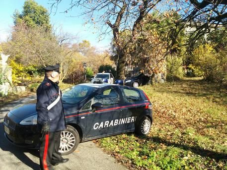 l'immagine dei carabinieri intervenuti sul luogo del delitto, novembre 2017