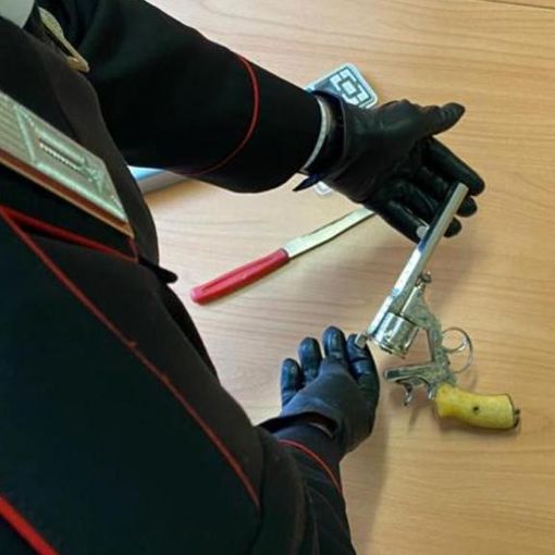 Borgo Lingotto: il mistero della pistola artigianale rinvenuta nel controsoffitto del vano ascensore [VIDEO]
