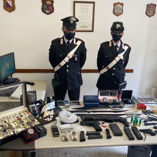 carabinieri con droga e armi sequestrate