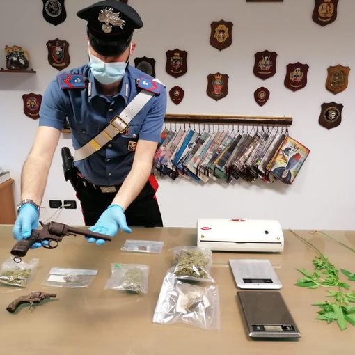 Sequestrati 320 grammi di marijuana e hashish