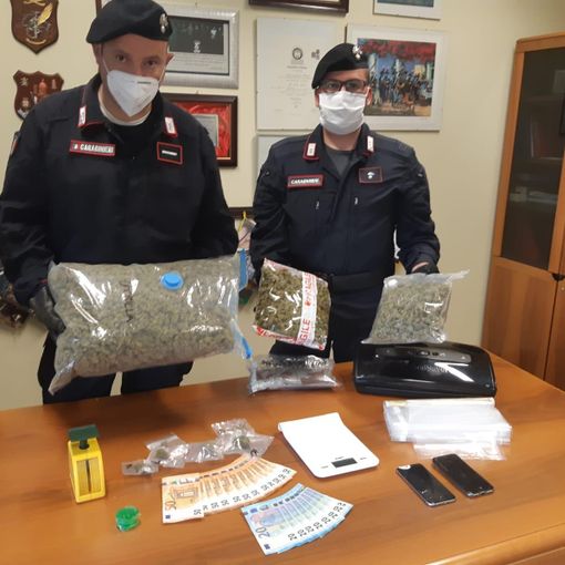 A Torino aveva allestito nel suo alloggio un market della droga h24: arrestato