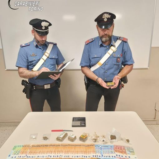 carabinieir con droga sequestrata